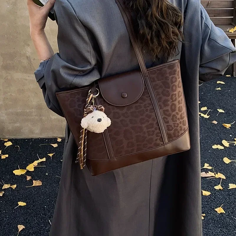 borsa-a-tracolla-di-lusso-da-donna-in-pelle-realizzata-da-famoso-designer-leggera-e-alla-moda