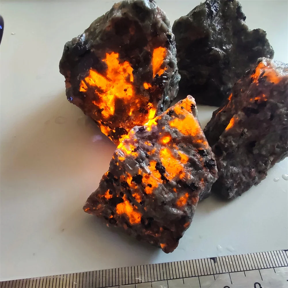 Natural Yooperlites Flame Syenite Stone Decor Stone Fluorescent Sodalite Mineral Rough Crystal Long-wave UV Collection Specimens