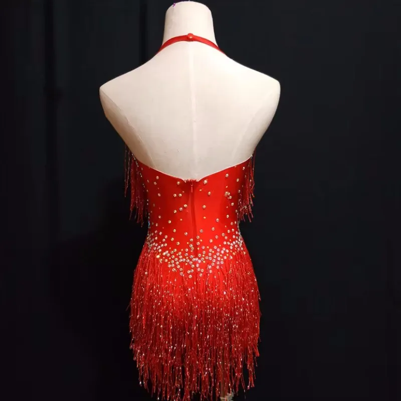 ชุดบอดี้สูทเปิดหลังสีแดงแต่งพู่ห้อยสำหรับผู้หญิง สไตล์ลาติน เต้นโพลแดนซ์ โชว์ แต่งขอบ แต่งเล็บ  ชุดรัดรูปสำหรับไนท์คลับ ดีเจ นักเต้น แสดงบนเวที