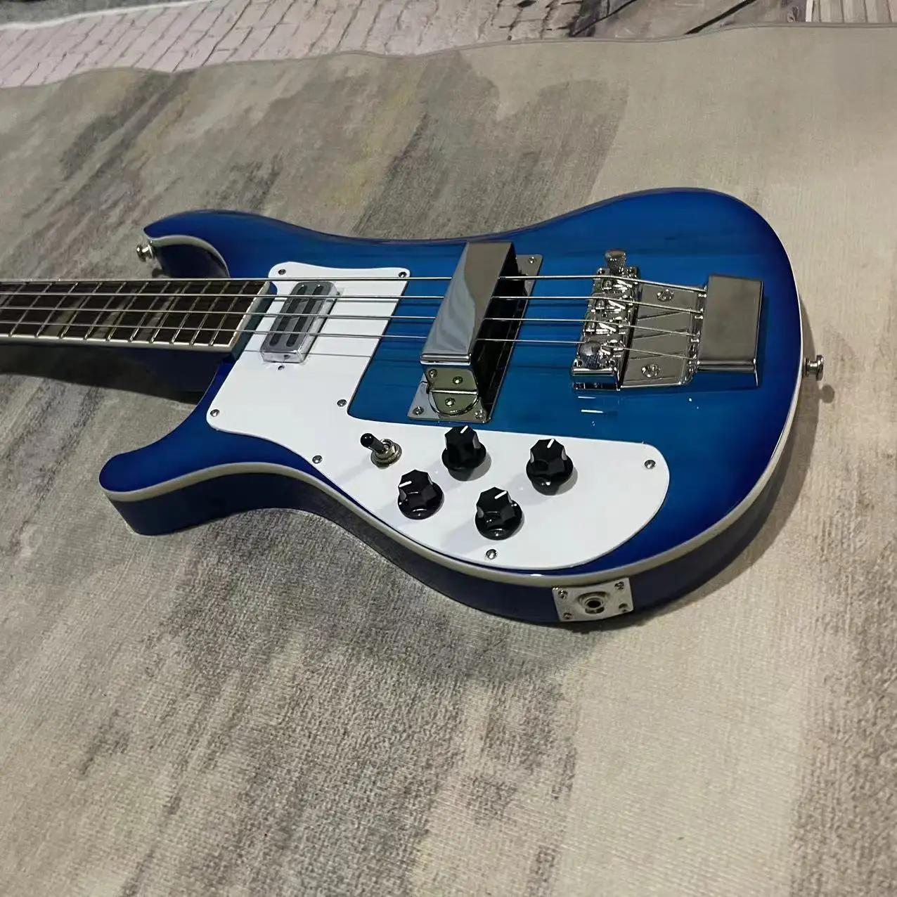 In stock, Rickenbacker left-handed electric bass with 4 chords and bass, gradient blue body, real shipping pictures, order and s