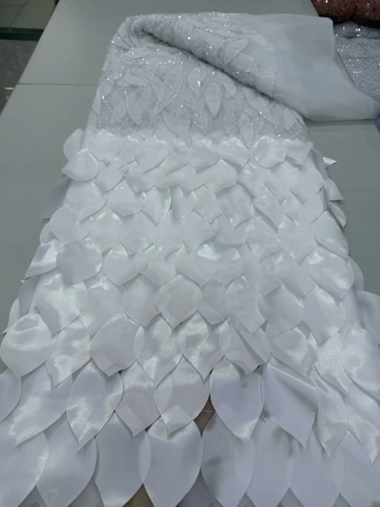 

Высококачественная африканская нигерийская тюлевая кружевная ткань с пайетками и вышивкой, французский гипюр для свадебных и выпускных платьев, расшитая бисером, 5 ярдов, 2026 год