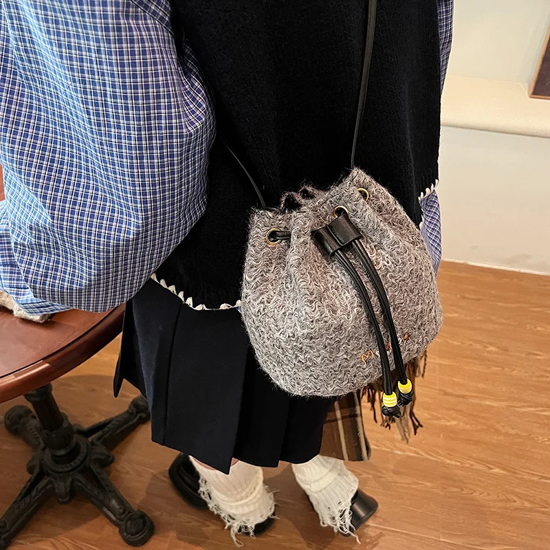 2024 nueva versión coreana de invierno bolso de mensajero de mano Ins bolso de cubo de moda bolso de hombro de felpa con cinturón de bombeo para mujer