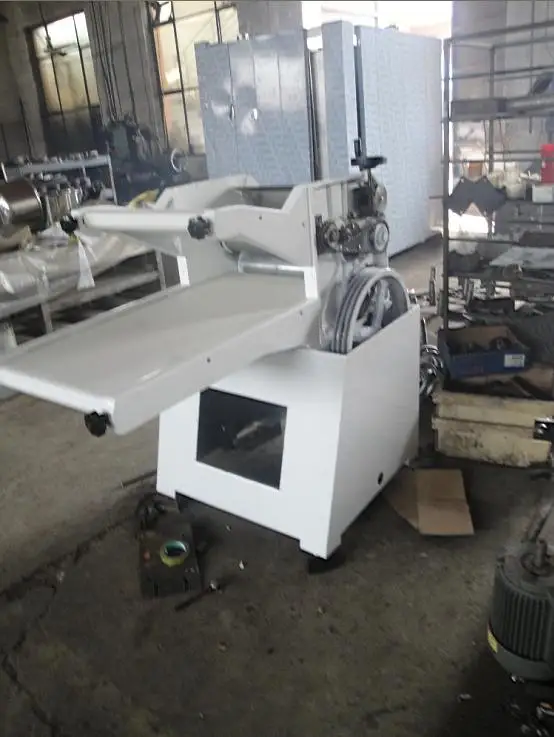 ملاءة العجين للاستخدام في المطاعم مع آلة ضغط عجين الخبز بحالة جديدة