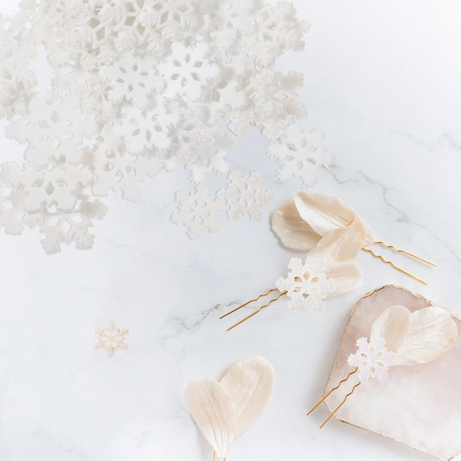 จี้รูปเกล็ดหิมะ 60 ชิ้น อุปกรณ์ตกแต่งพลาสติก DIY เกล็ดหิมะขนาดเล็กสำหรับเคสมือถือ เครื่องประดับ งานฝีมือ และของตกแต่ง