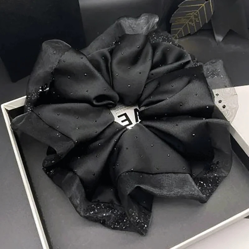 

Модная новинка: элегантная резинка для волос с крупной петлей, украшенная стразами и блестящей нитью, с бриллиантовой отделкой, из высококачественного атласа.