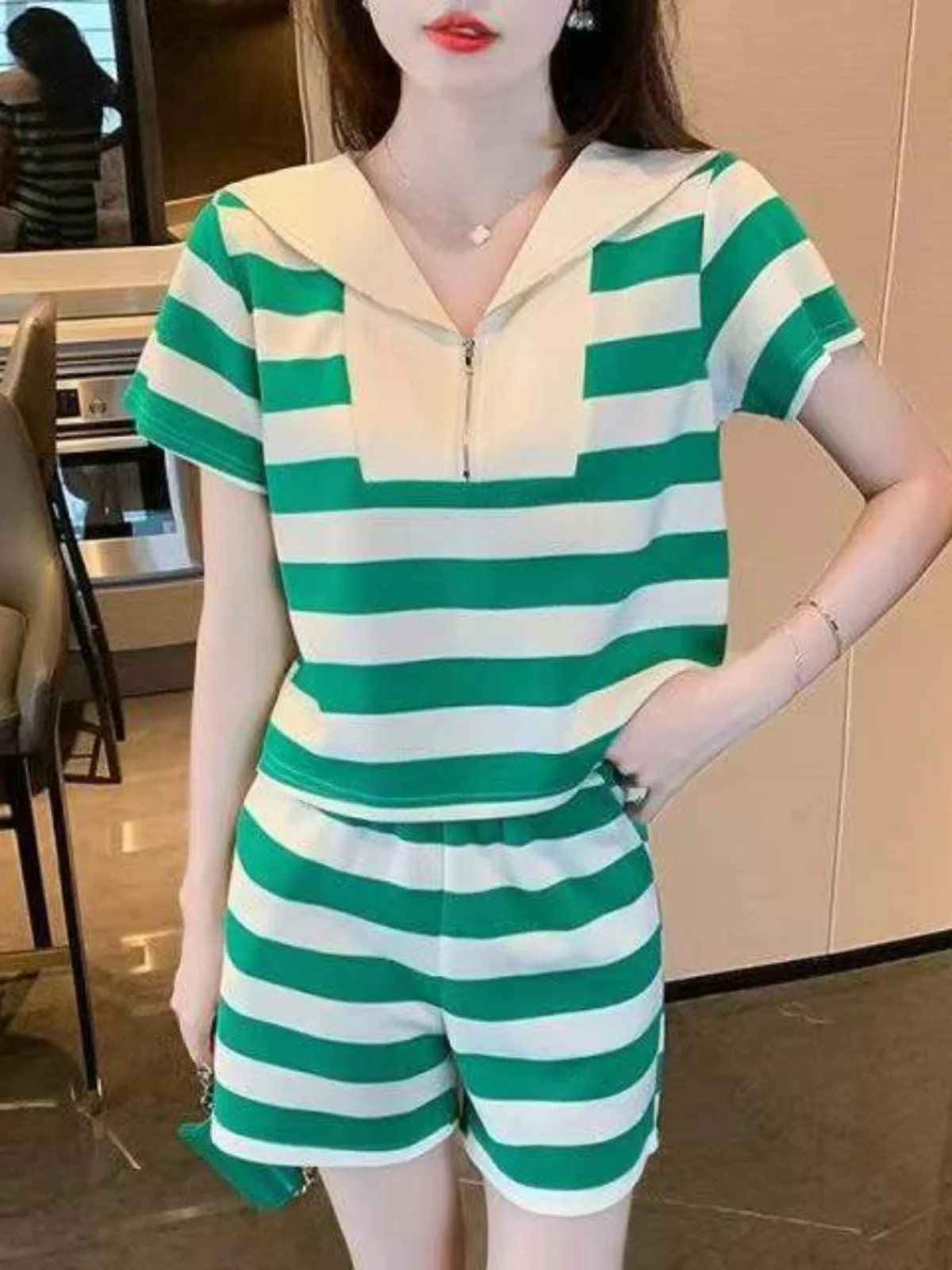 

Модный комплект из двух предметов: полосатая футболка с коротким рукавом и темно-синим воротником и шорты для женщин, летний трендовый наряд 2026 года