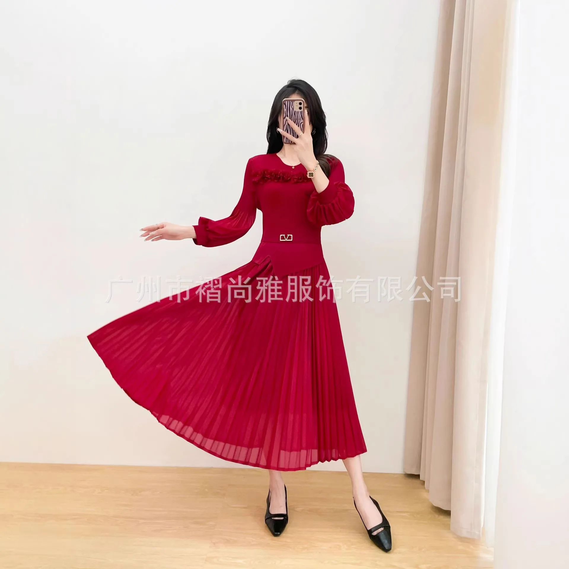 ชุดเดรสสีพื้นจีบพลีทลายดอกไม้สามมิติหนักแน่น คอลเลคชั่นฤดูหนาว 2025 ของมิยาเกะ กระโปรงทรงเอเข้ารูปช่วงเอว ดีไซน์เรียบหรู