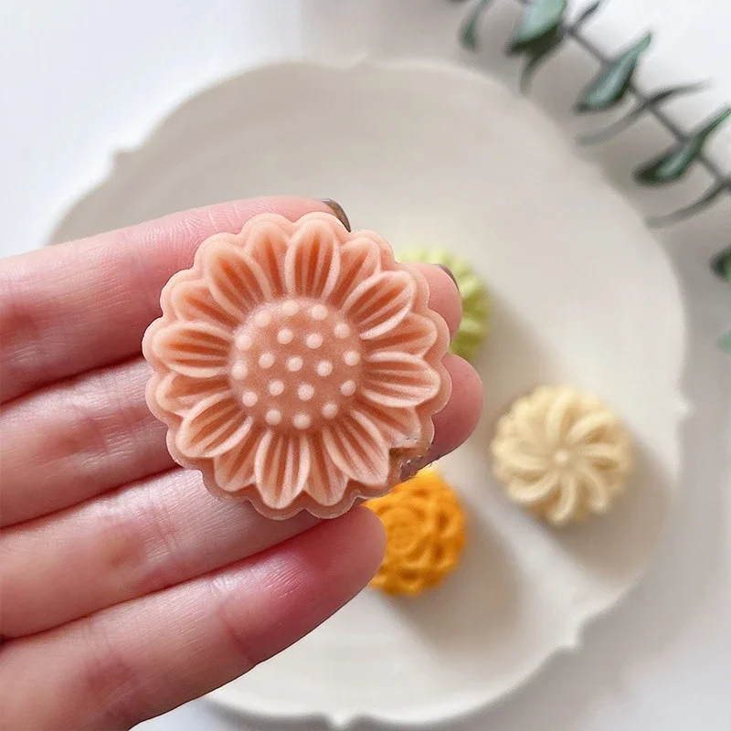 

4Pcs/Set 50g Daisy Shape Cookie Stamp Flower Mooncake Mold Spring Pastry Cake Decoration Tool Hand Pressure Home DIY Baking Mold