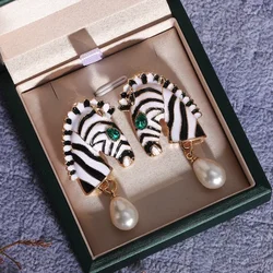 Huitan-pendientes de gota con forma de cabeza de cebra para mujer, Color negro/blanco, pendientes de animales para fiesta de cóctel, joyería de declaración femenina