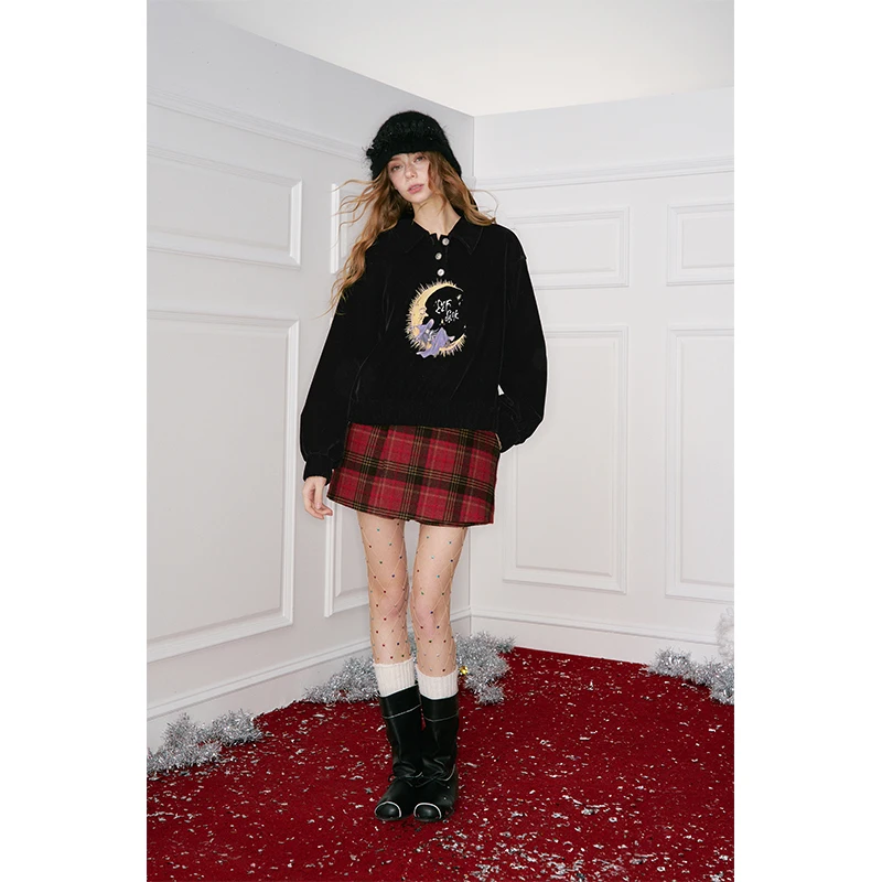 ELFSACK Women's Vintage Velvet Polo Sweatshirt with Moon Witch Graphic Print, Cropped Long Sleeve Top for Autumn Daily Wear