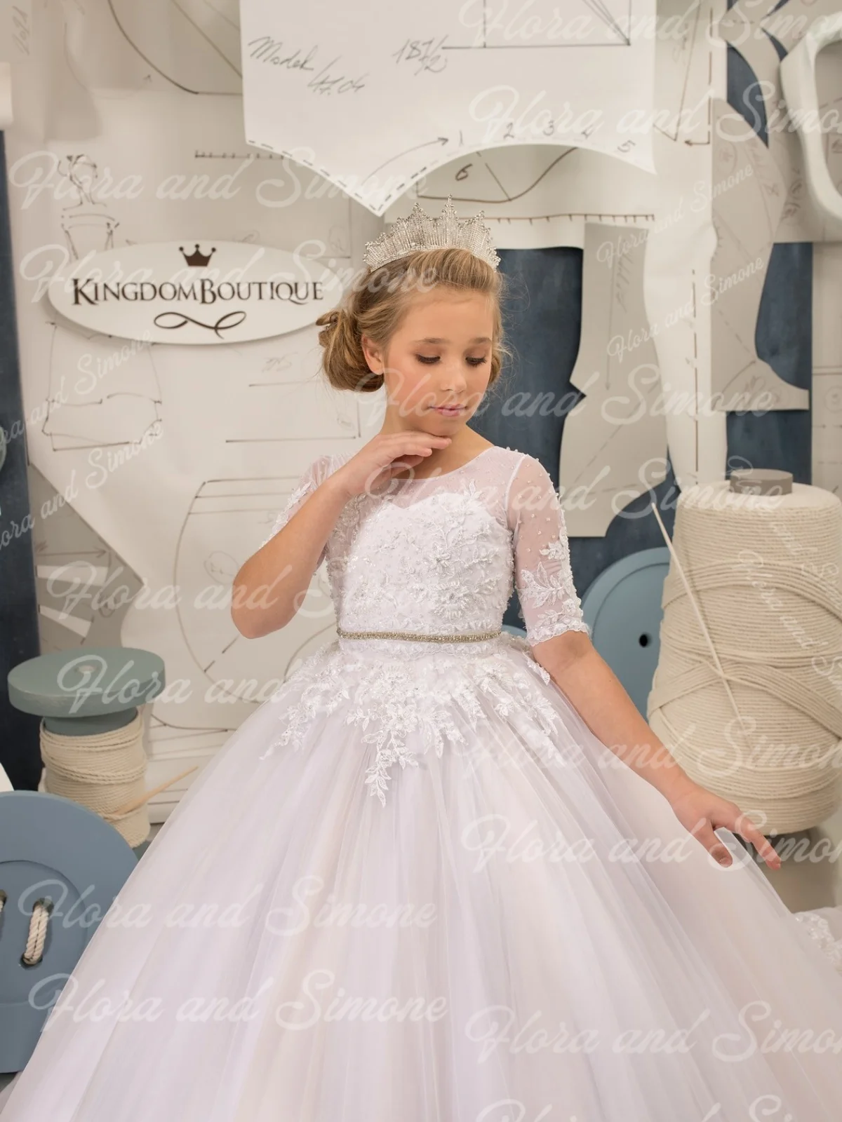 Weißes, kurzes, besticktes langes Kleid, Blumenmädchenkleider für Hochzeitszeremonien, formelle Empfänge, Kommunion, individuell gestaltet