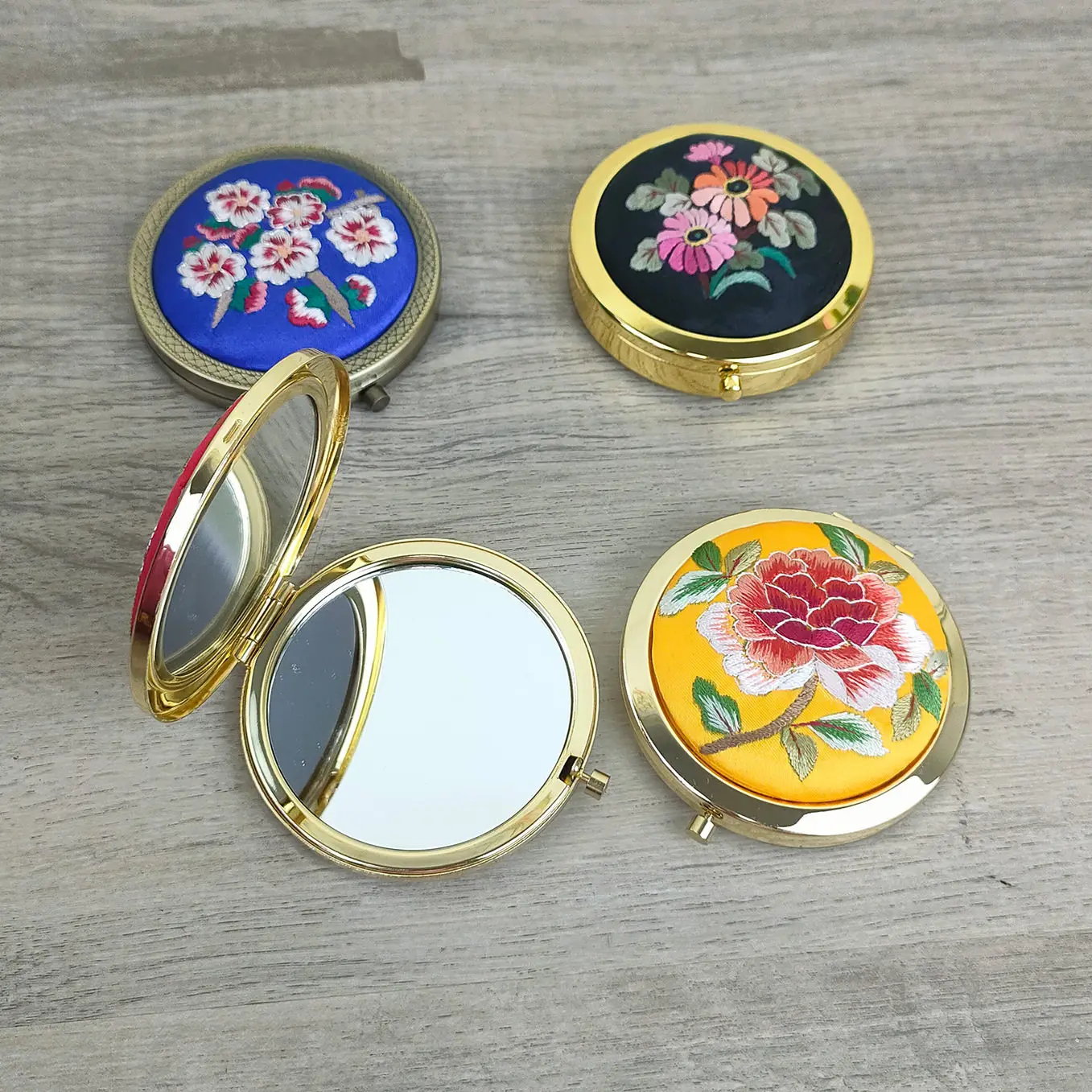 Hunan embroidery copper frame hand-embroidered Chinese retro exquisite small mirror folding portable makeup mirror