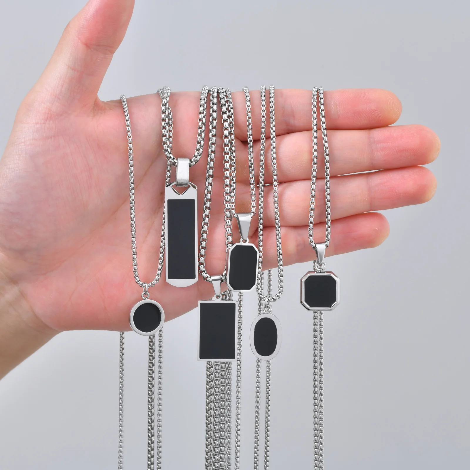 Vnox Edelstahl Geometrischer Hundemarken-Anhänger Halskette für Männer und Jungen, Hip-Hop Quadratische Runde Schwarze Acryl-Gliederkette Schmuck Geschenk – Detail 1