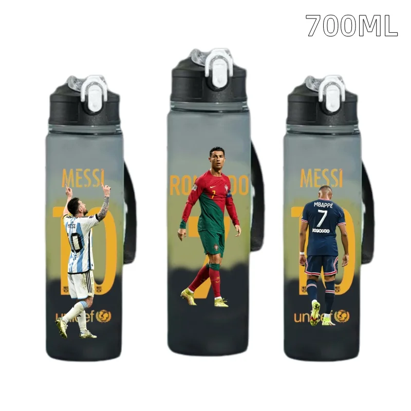 Gobelet à eau avec couvercle rabattable pour sports de plein air, bouteille portable avec paille, football star de la tica, Messi Ronaldo Kylian Mbappe Neymar, 700ml