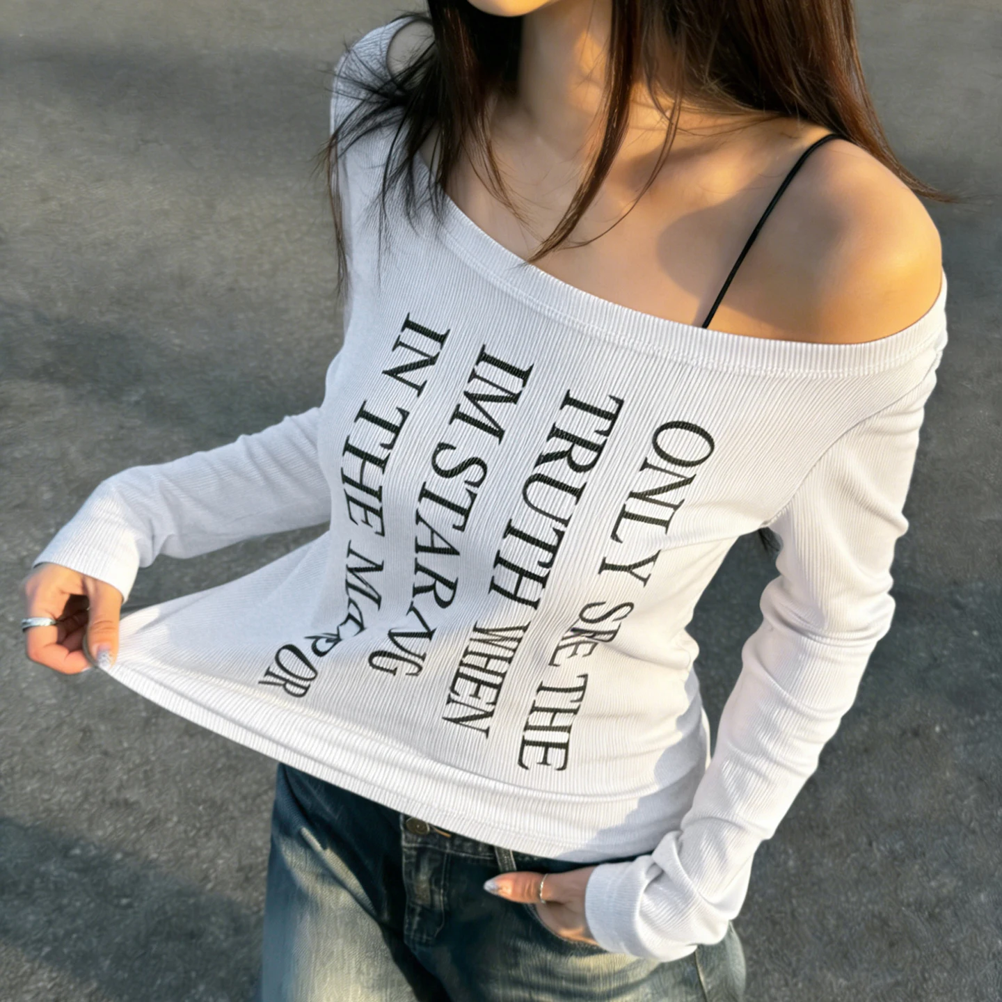SUCHCUTE T-Shirt mit schrägem Kragen und Buchstaben-Aufdruck für Damen, elegante Langarm-T-Shirts, Y2k, sexy Streetwear-Tops, lässiges Outfit, Sommer-Chic – Detail 16