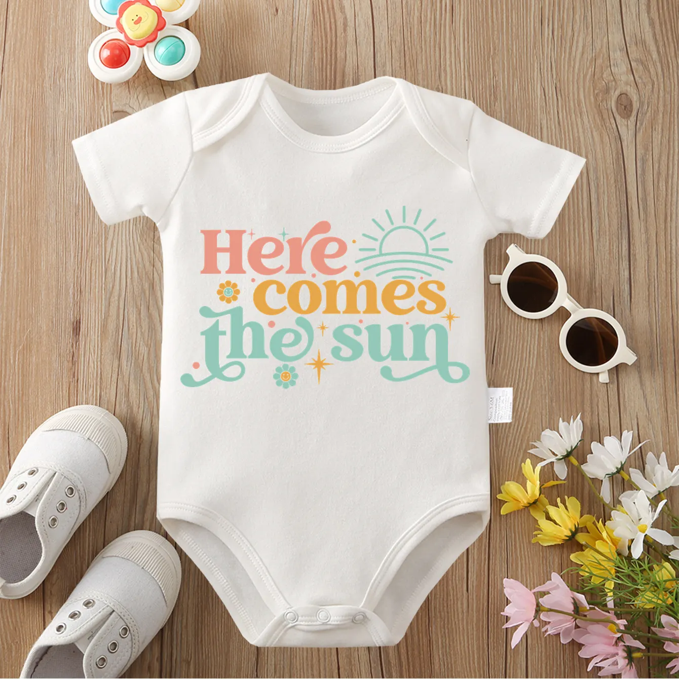 

Вот и солнце. Изысканная ткань с принтом. Удобный комбинезон из 100% хлопка для ребенка. Комбинезон для новорожденных от 0 до 12 месяцев.