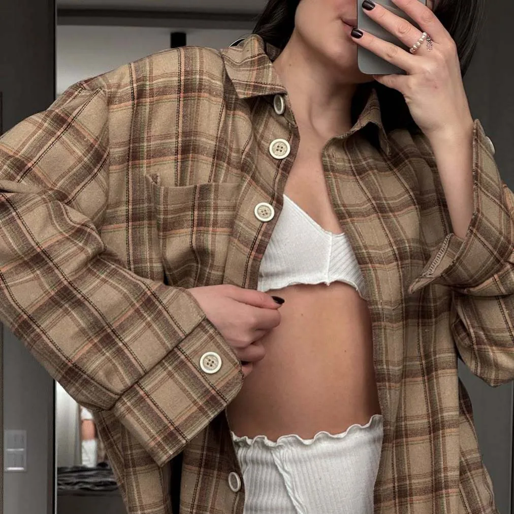 قميص منقوش عتيق لعام 2025 للسيدات Y2K للخريف فضفاض بأكمام طويلة وياقة مقلوبة بلوزات أنيقة واحدة الصدر تناسب جميع الأعمار النسائية