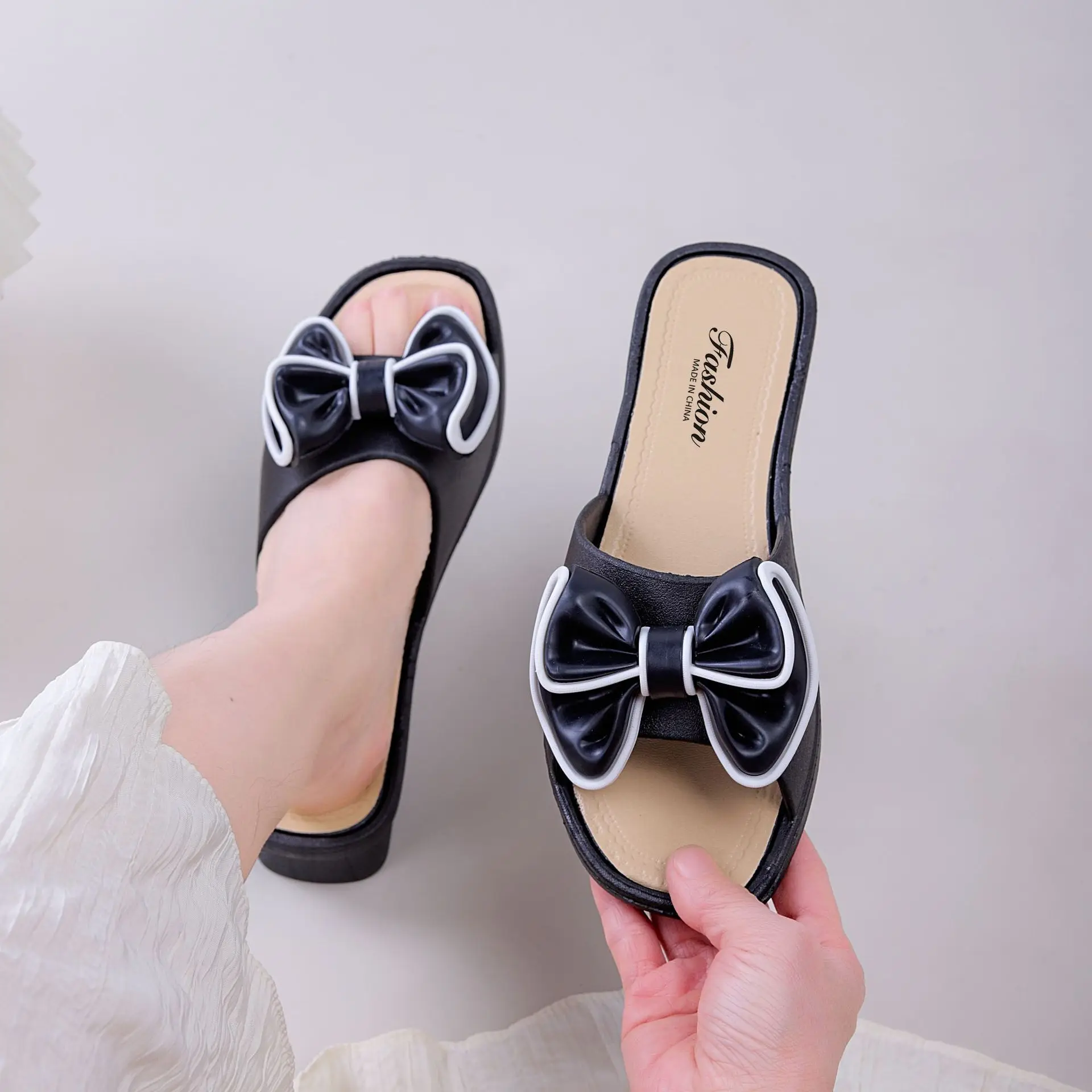 Women's Versatile Summer Sandals - Fashion Thick Sole Flip Flops, Non-Slip Durable Outdoor Slides for Beach/Street Wear