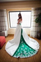 Pastrol Country Garden Wedding Dress Emerald Green And White A-Line Satin Long Elegant Wedding Gown Lace Appliques Customized