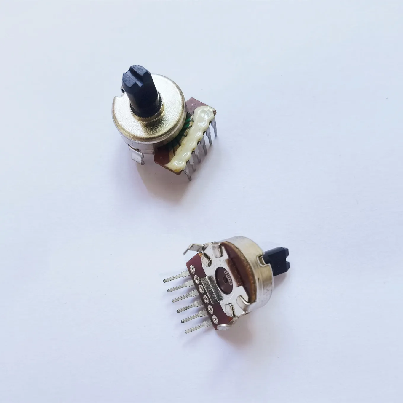 

Original new 100% 161 TYPE double 6pin power amplifier potentiometer B20K B203 handle 10MMF audio volume controller (SWITCH)