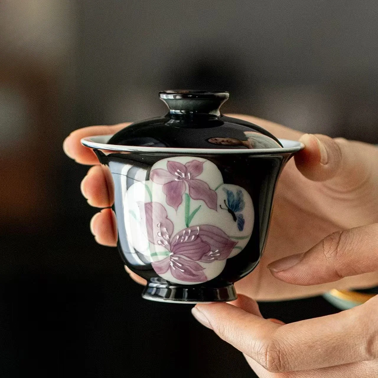 1Pc 120ML Black Ground Window Hand-painted Iris Flower Ceramic Cover Bowl Kung Fu TeaSet Household Tea Bowl Thin Tire Cover Bowl