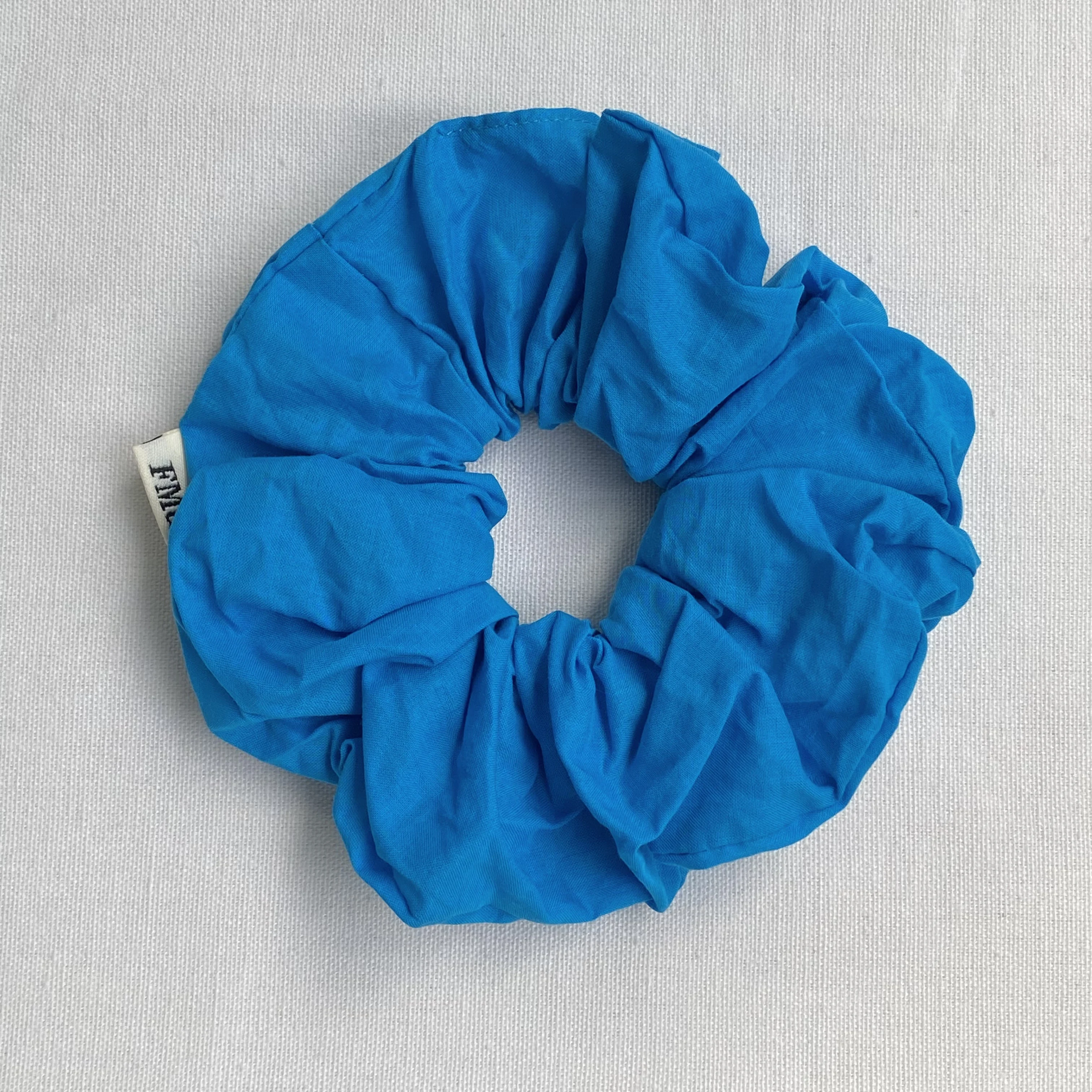 Einfaches, einfarbiges, weißes und kühles blaues Scrunchie aus grobem Haargummi, farbenfrohes, vielseitiges Sommer-Haargummi für den täglichen Gebrauch, Pferdeschwanz-Haaraccessoire – Detail 6