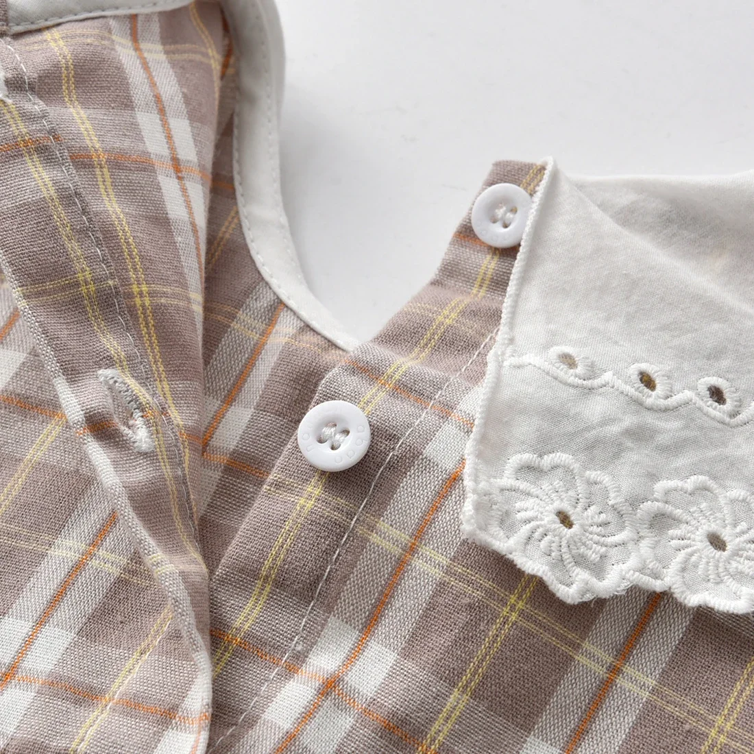 Vêtements mignons pour bébés filles de 0 à 24 mois, barboteuse à volants à carreaux et col rabattu, combinaisons en coton pour nouveau-nés, nouvelle collection printemps 2025