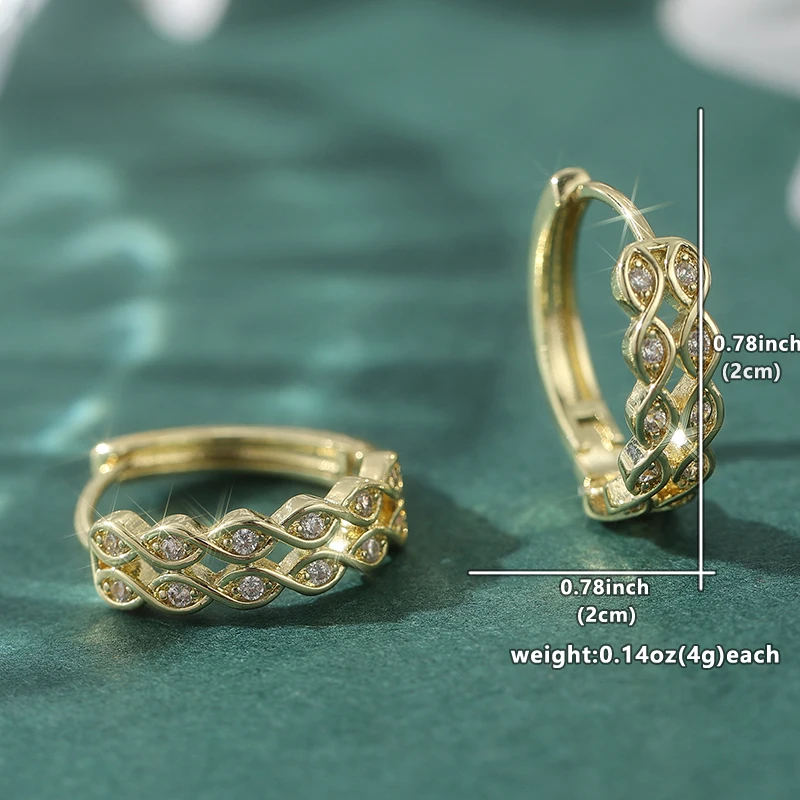 Exquisite goldfarbene weiße CZ-Creolen für Damen, handgeschnitzte geometrische Hohlohrringe aus Metall für Party und Alltag – Detail 4