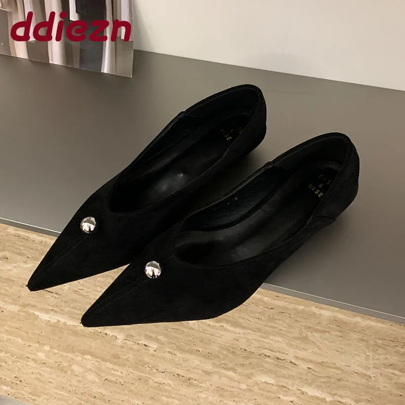 Sepatu Wanita Model Pumps Slide Metal Fashion Flock, Ujung Runcing, Hak Rendah, Alas Kaki Elegan, Sepatu Hak Wanita