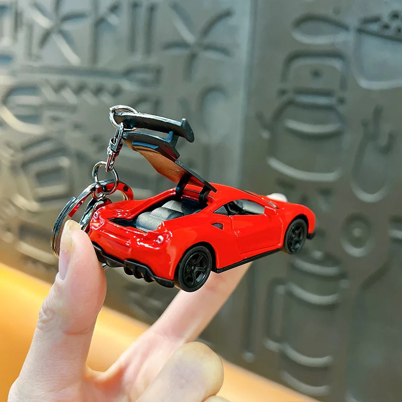 الإبداعية سبيكة الجمود سيارة رياضية صغيرة لعبة المفاتيح قلادة واقعية اللون سباق السيارات التراجع سيارة على ظهره تزيين مُثبت
