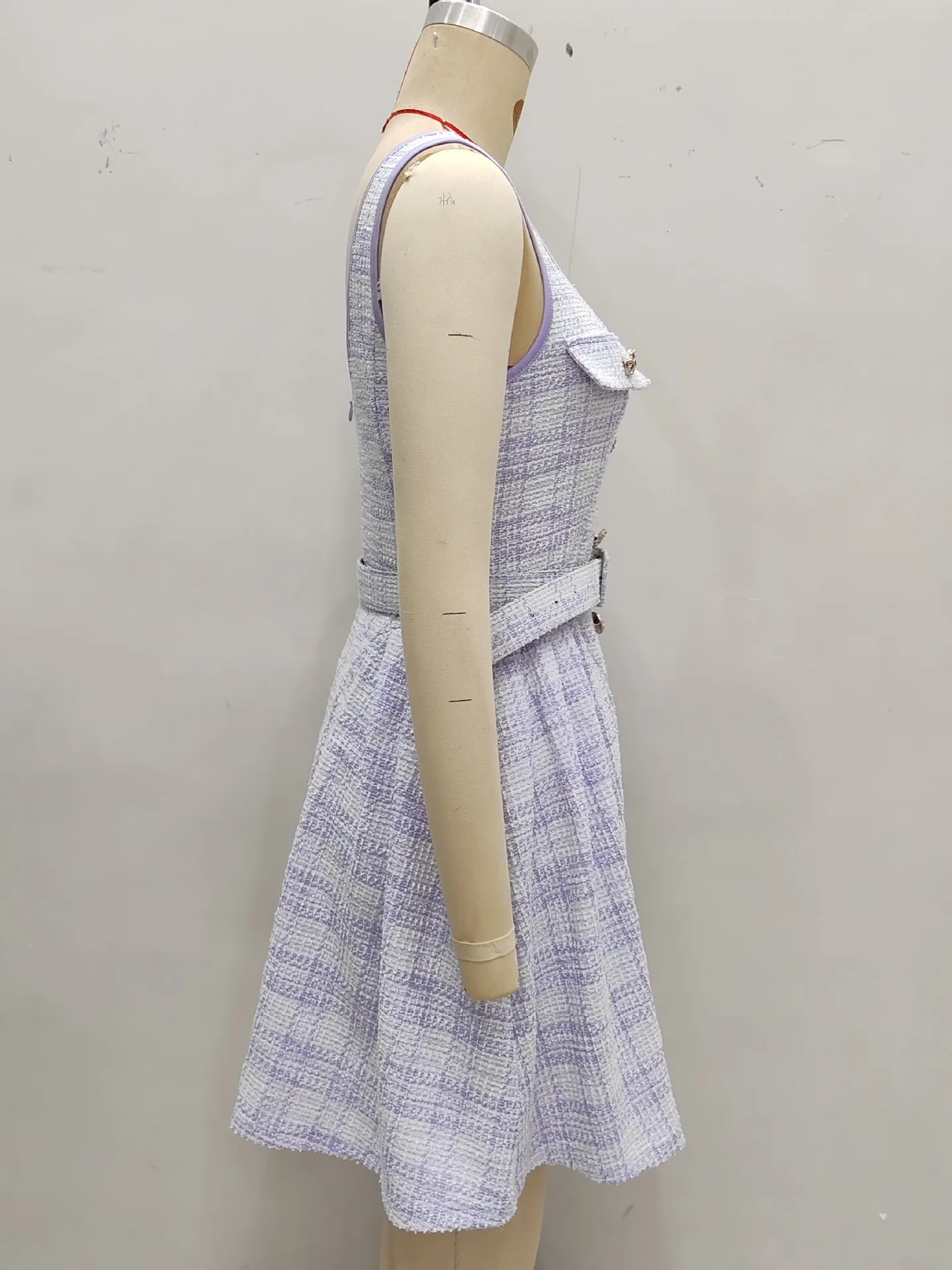 Damesjurken 2026 Nieuwe Lente Franse Luxe Knoopontwerp Ronde Hals Mouwloos A-lijn Taille Cinched Backless Mini Vest Jurk