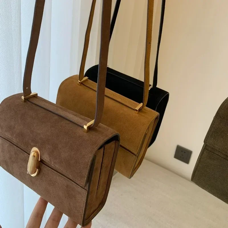 Bolsa quadrada pequena com alça de camurça de sensação premium Bolsa de ombro crossbody de couro francês simples