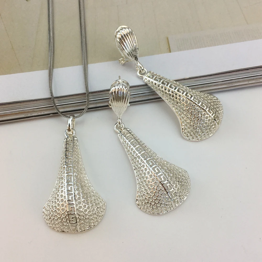 

Fashion Italian Dubai Gold Plated Jewelry Set Simple Style Silver Pendant Necklace Light Weight Jewelry Set for Woman FHK18942