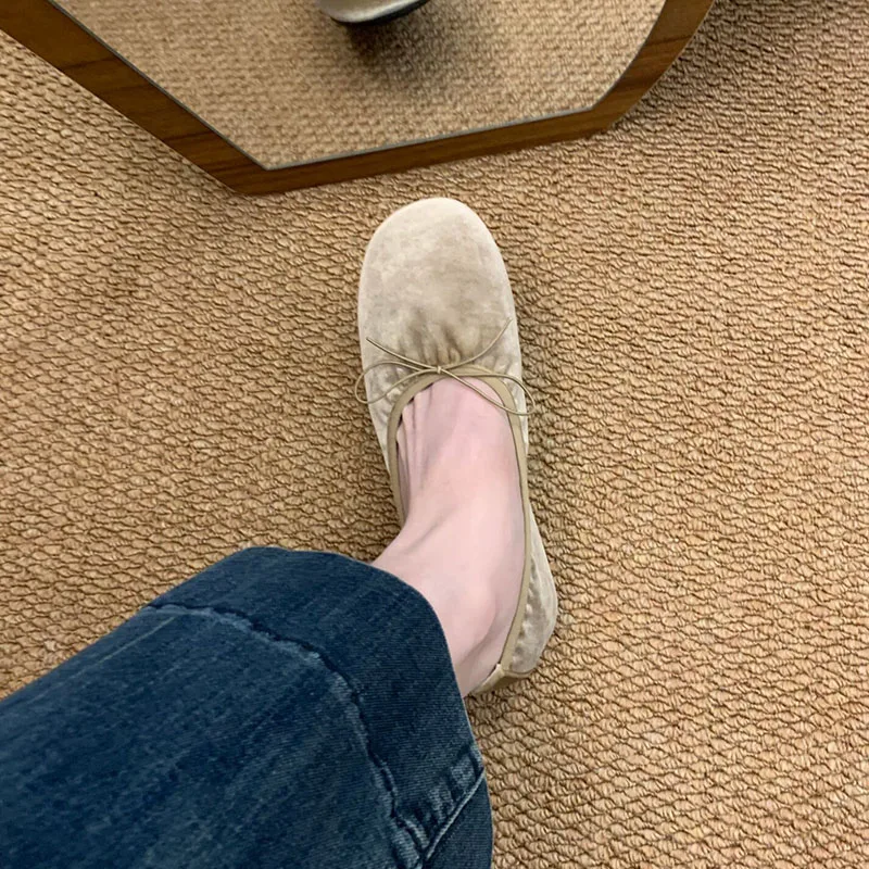 Modische, weiche Ballettschuhe aus Seide für Damen, neu im Frühjahr, lässige Slip-On-Schuhe mit Schleifenknoten für Damen. – Detail 5