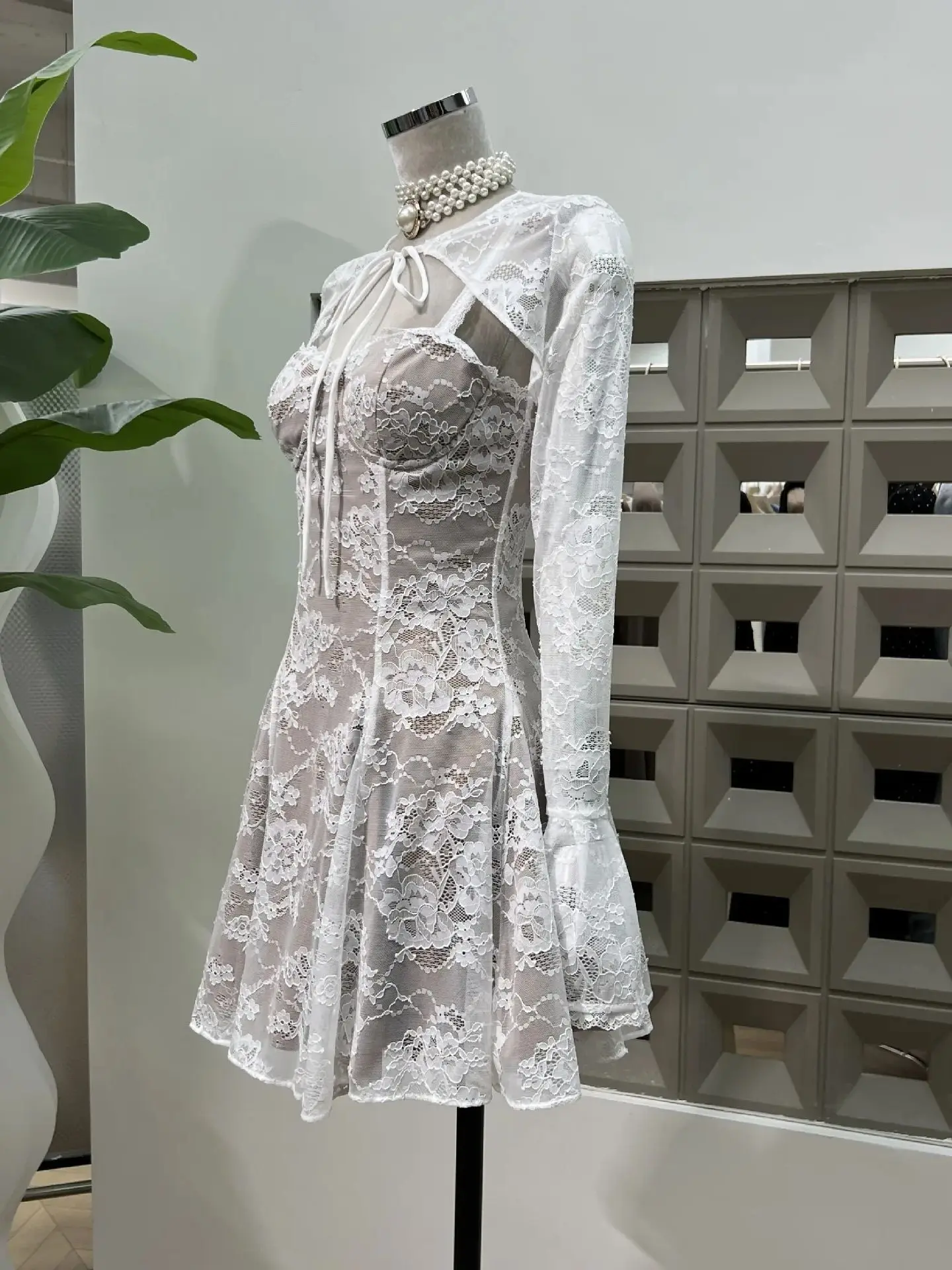 Nowa damska koronkowa suknia ślubna z ażurowymi wycięciami, długimi rękawami dzwonkowymi, czystym designem, dopasowana, bez pleców, na imprezę i wieczór.
