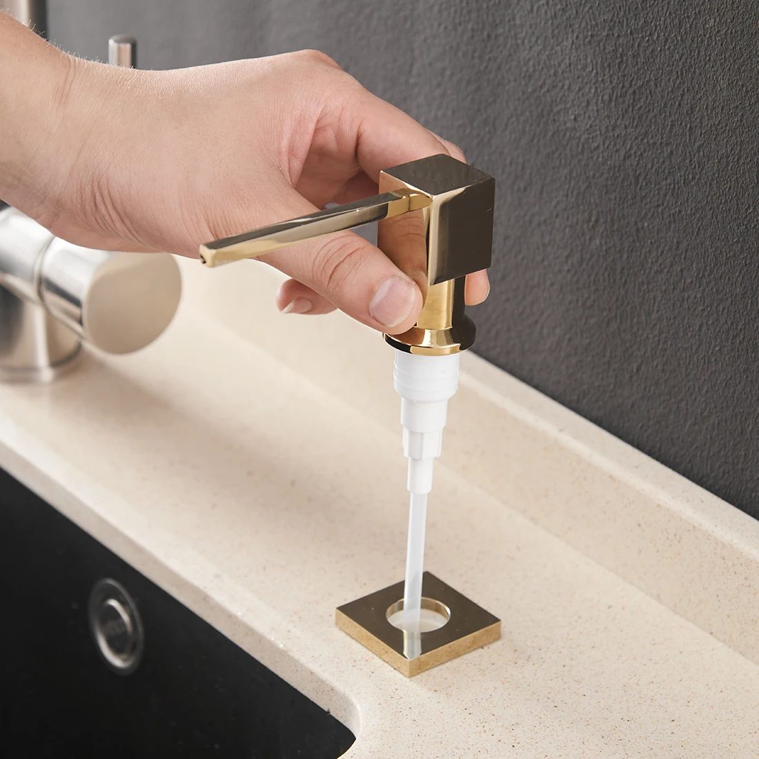 500ml Built-in Pump kitchen Liquid Soap Bottle Brass Brushed Nickel Soap Dispenser Black Kitchen Hand Pressure Sink Counter Liqu