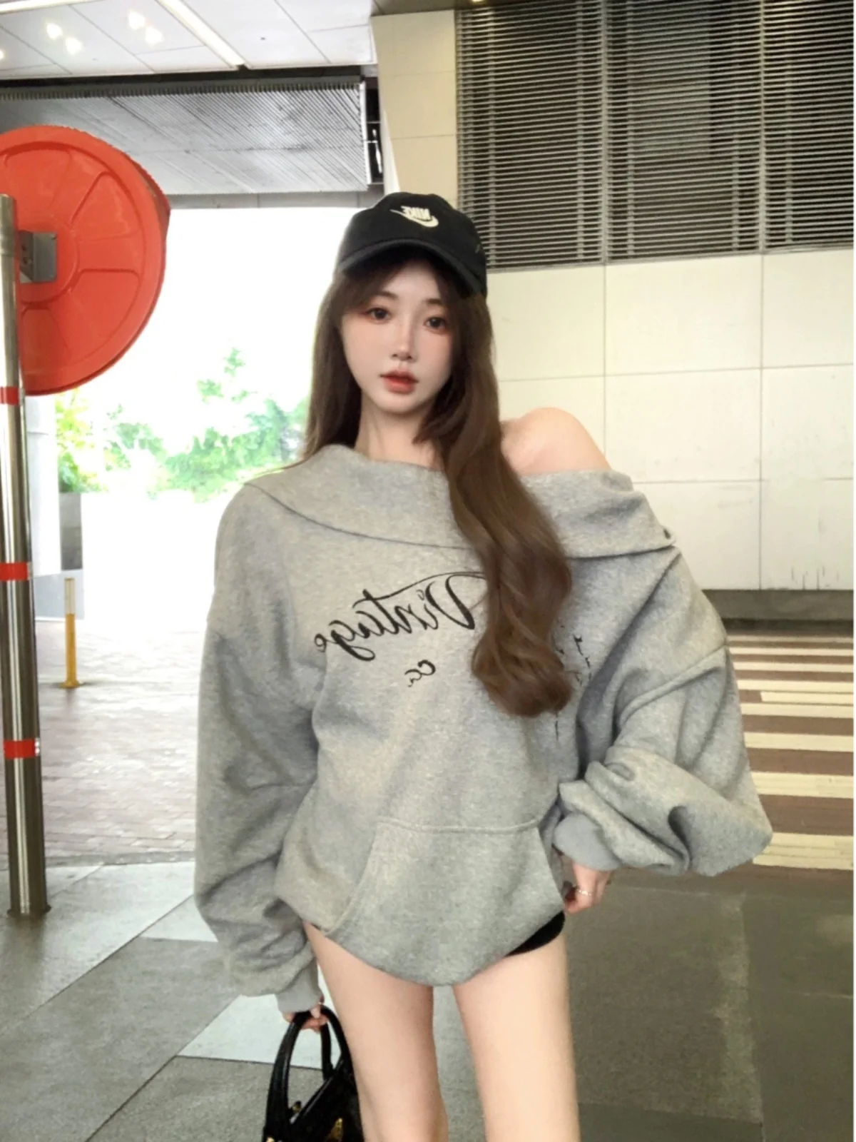 아메리칸 스타일 루즈핏 그레이 긴팔 스웨트셔츠 여성 스트리트웨어 숄더 프린트 오버사이즈 코트 레이지 가을 탑