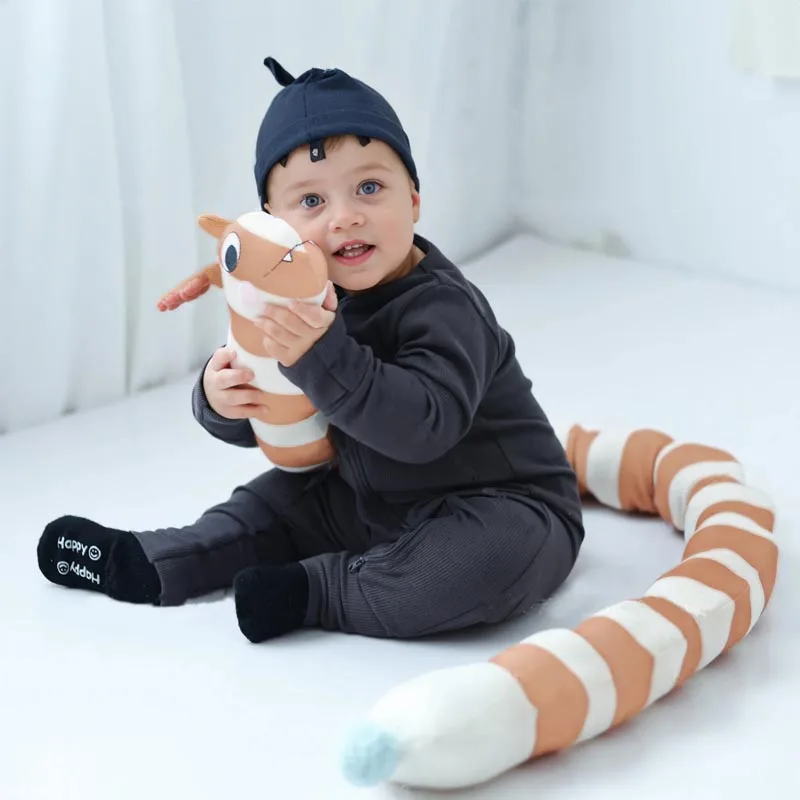 2025 Ins محبوك كاتربيلر وسادة طويلة بار الطفل مهدئا وسادة نوم غرفة الأطفال السرير الجدار الديكور دمية