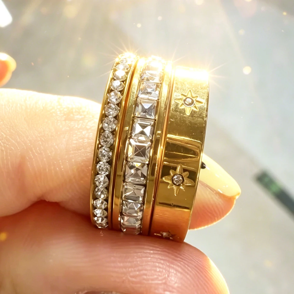 Yupsk 3 Stück goldfarbene stapelbare Ringe aus Edelstahl für Damen, glänzender geometrischer Ring mit Zirkonia-Intarsien, Party-Schmuck, Geschenk – Detail 3