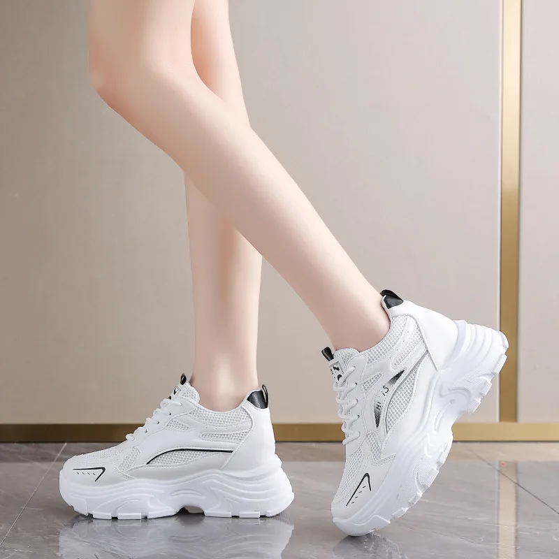 أحذية رياضية للأب شبكية قابلة للتنفس 2025 منصة صيفية نعل لزيادة الارتفاع وخفيفة الوزن ومتعددة الاستخدامات أحذية رياضية كاجوال عصرية