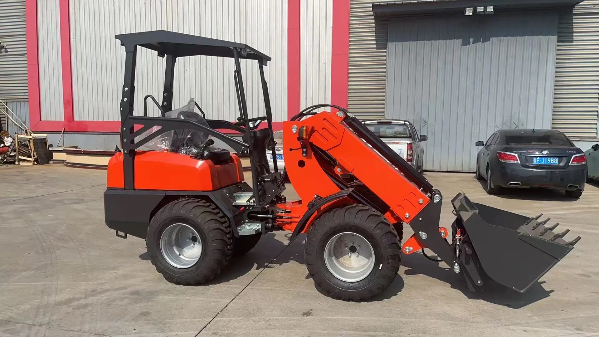 Verbesserte Flexibilität, Teleskoparm-Frontlader, 4x4-Mini-Radlader mit Zubehör zu verkaufen, Multifunktionslader