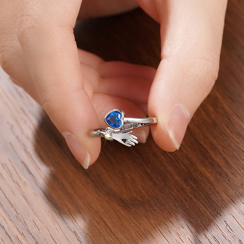 يمكن تعديل النسخة الكورية من الحلقة الملونة على شكل قلب مع فتحة أنثوية. إنها إكسسوار متخصص مع أزياء #5