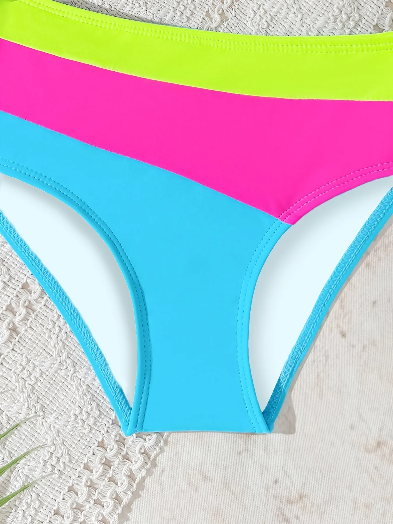 Sommerliche Freizeit-Bademode für Mädchen: Tank-Top-Badeanzug + Triangel-Badeshorts, einteiliger Badeanzug, farbenfroh und lebendig, geeignet für Mädchen im Alter von 3–8 Jahren, für Zuhause, Pool, Küste und Strand – Detail 3