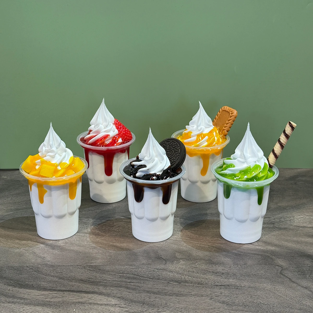 Neues handgefertigtes Set aus künstlichen Eiscreme-Sundaes (Vanille, Schokolade, Erdbeere) als dekorative Fotorequisiten – Design für künstliche Milchshakes und Eiscreme – Detail 5