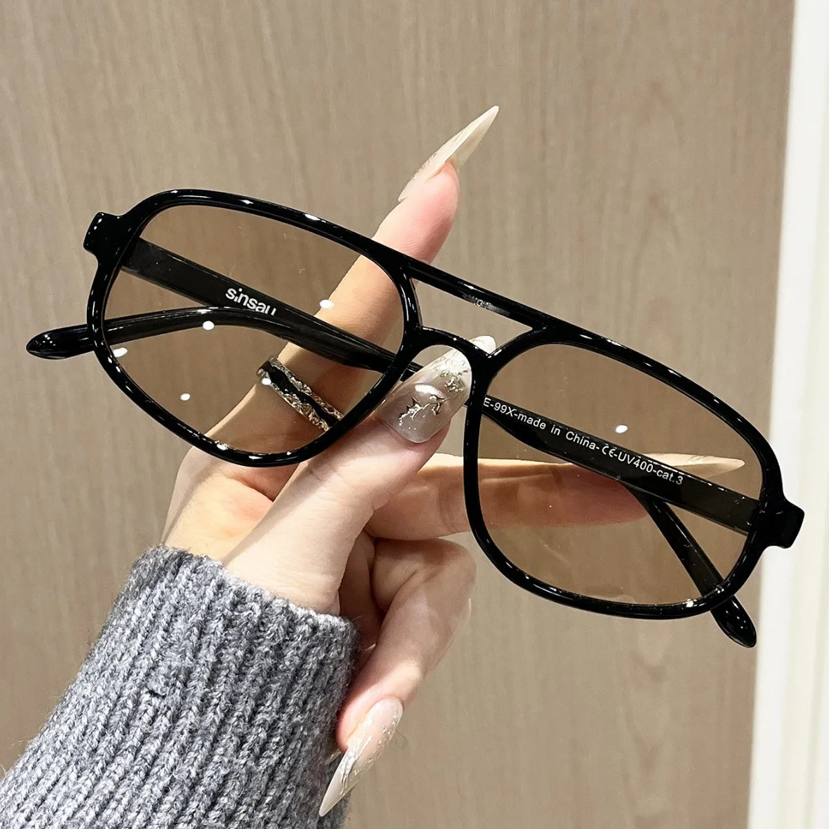Retro Oval Unisex Solbriller UV400 - close-up view