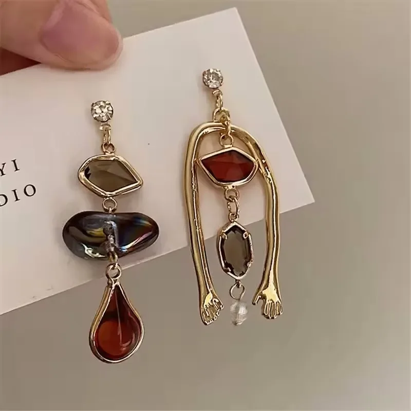 

Vintage Abstract Art Style Asymmetric Drop Earrings For Women Personality Humanoid Hand Earrings Party Jewelry