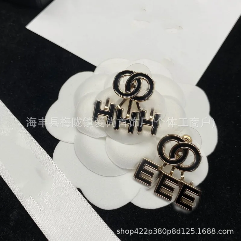 Temperamento francese superiore Orecchini a bottone con perle di lettere tempestate di diamanti lucidi della corte delle celebrità