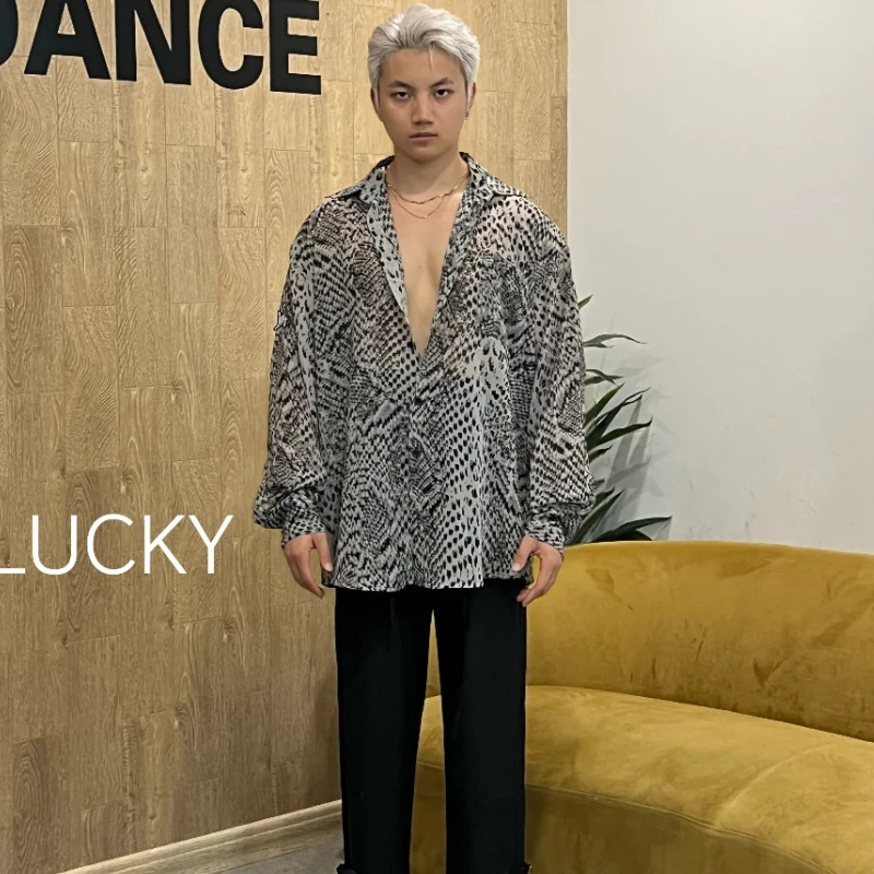 2025 nouveaux hauts de danse latine pour hommes à manches longues motif serpent en vrac chemises Chacha Rumba Tango adulte mâle Costumes latins DQS20635