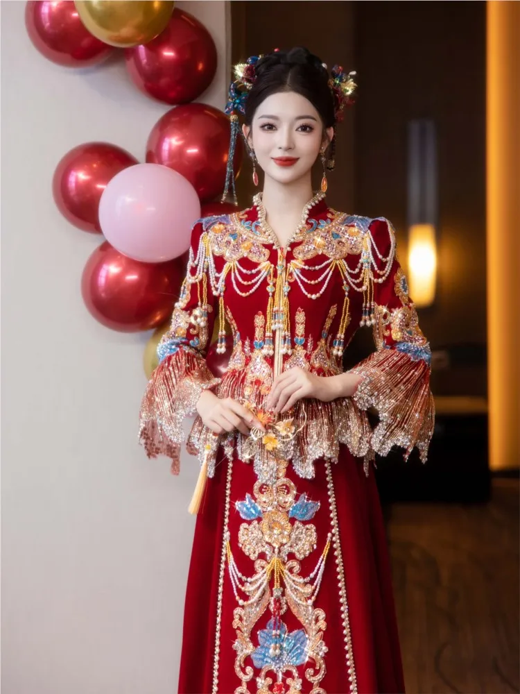 The new velvet bride's Chinese-style wedding dress is designed for women