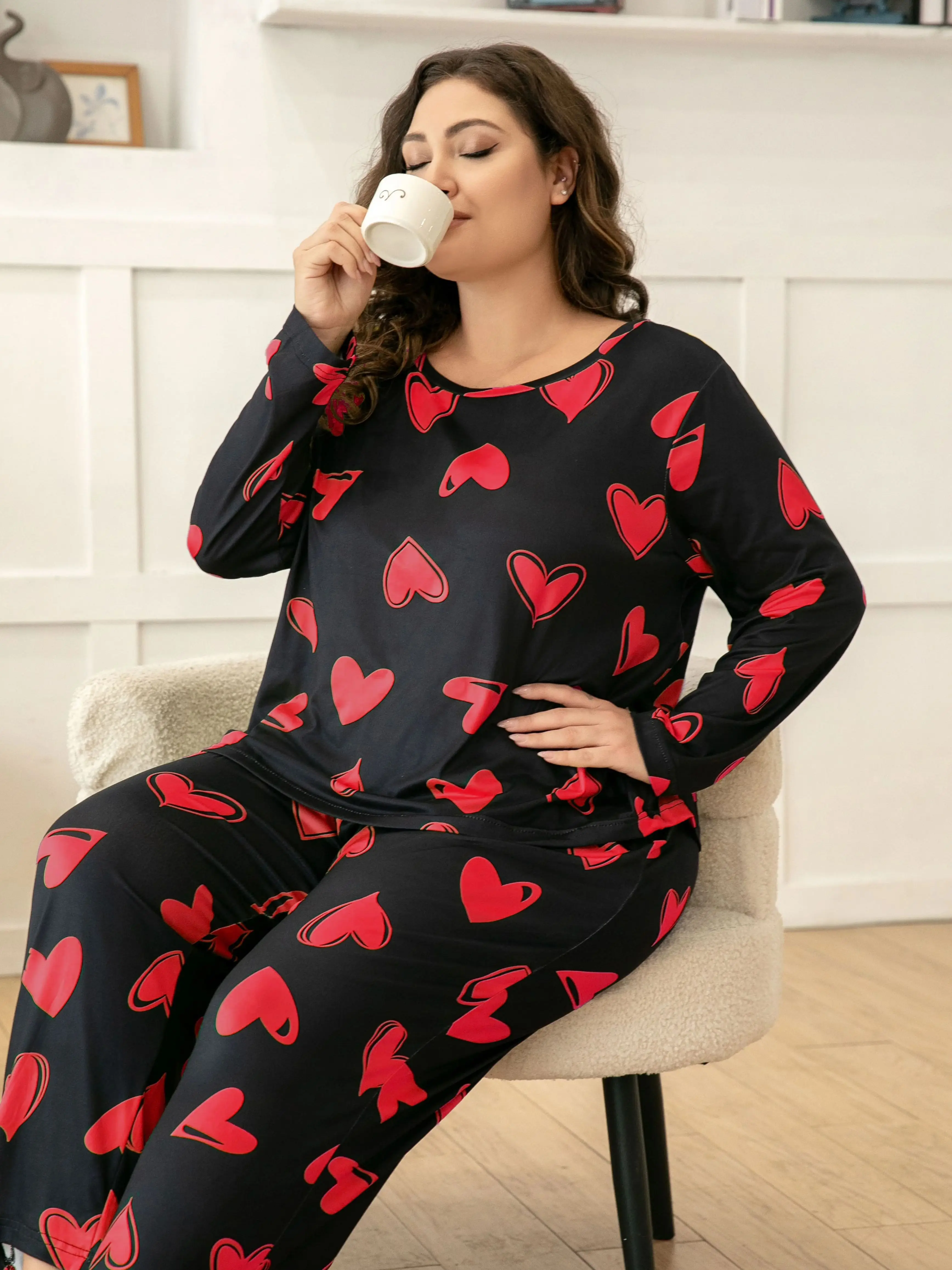 Plus Size Women\'s Heart Print Long Sleeve Pajama Set, Soft Lightweight Two-Piece Lounge Wear, Perfect for Home and Relaxation